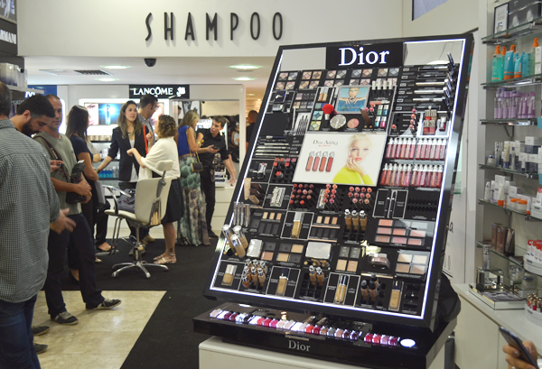 Shampoo Cosméticos - display Dior