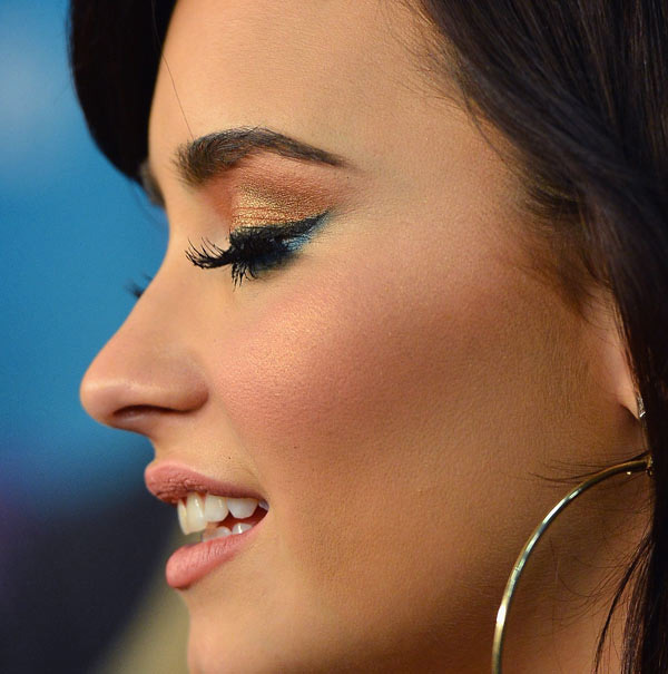 Demi Lovato - gold & blue makeup