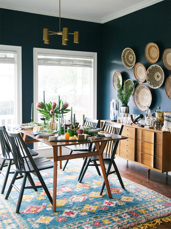 Inspiração decór: cestos na parede | Cestas geométricas africanas numa sala de jantar colorida e vibrante. Via Old Brand New.
