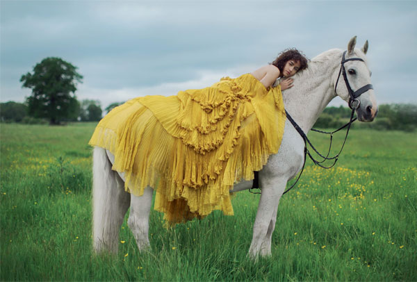 Queen of the Meadow | Modelo Alanna Arrington fotografada por Alexandra Sophie para Harper's Bazaar (Outubro 2016)