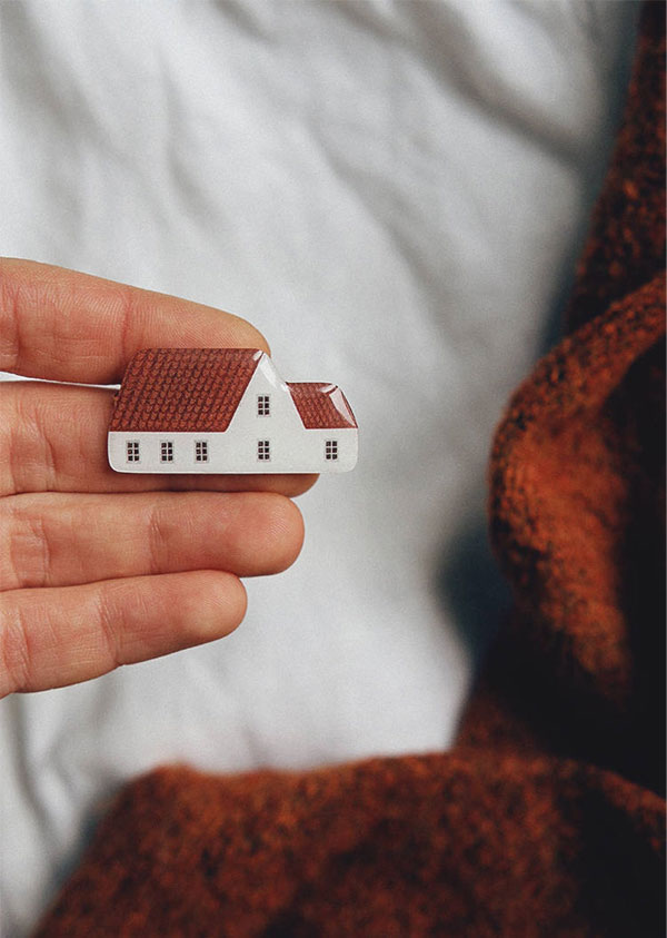 Broches de casinha da Nastia Sleptsova | little house brooch 'red roof house'