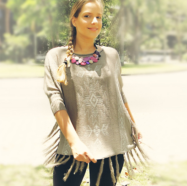 Poncho etnico + maxi-colar da Flambe.