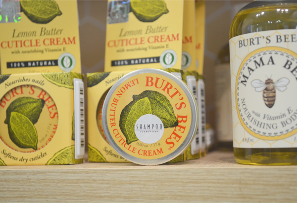 Shampoo Cosmeticos - display Burt's Bees