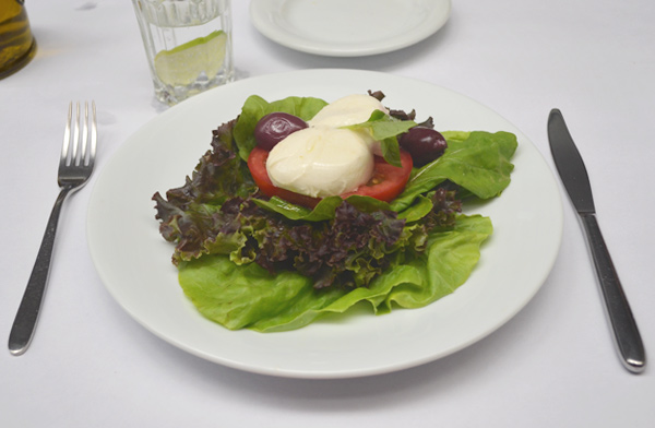 Forneria Sao Sebastiao - Salada Caprese Forneria Sao Sebastiao - Salada Caprese