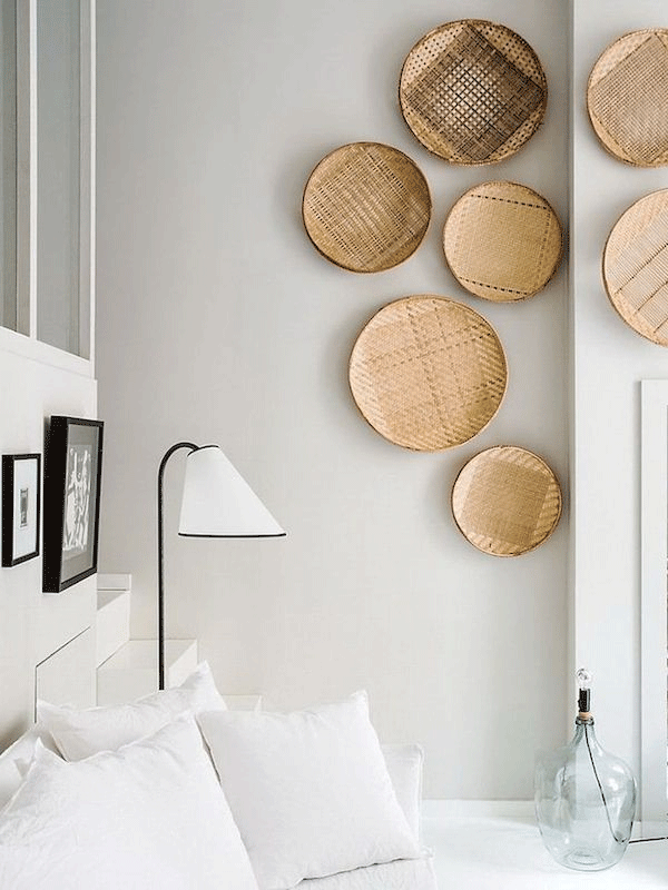Inspiracao decor: cestos na parede | Decoracao neutra e iluminada, com cestos na parede do quarto. Projeto da Maison Hand.