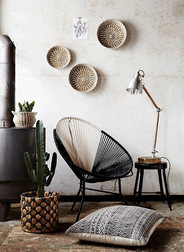 Inspiracao decor: cestos na parede | Cestos iguais, de tamanhos diferentes. Esses sao do catalogo da Madam Stoltz.