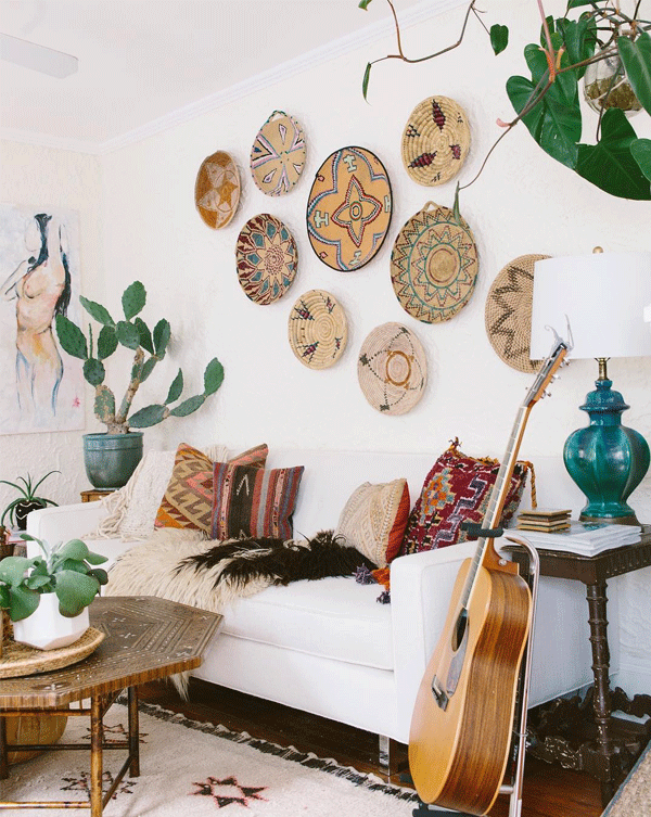 Inspiracao decor: cestos na parede | A mistura deliciosa de cores e texturas da antiga casa da fotografa Carley Summers.